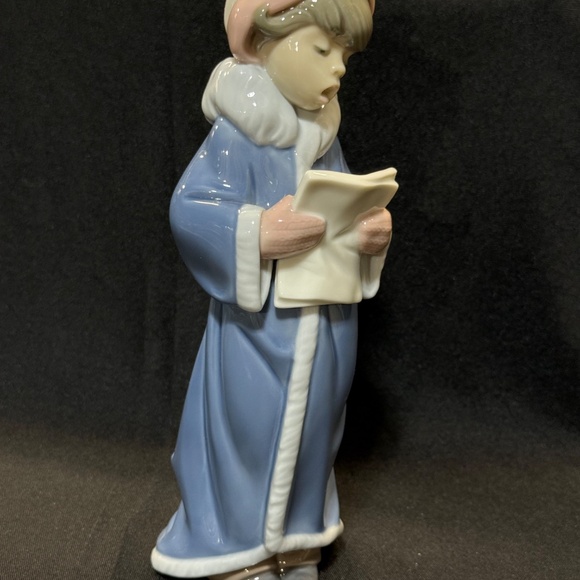 Lladro 6533 The Christmas Caroler 10" Blue & Pink Outfit Holding Sheet Music - Picture 8 of 10